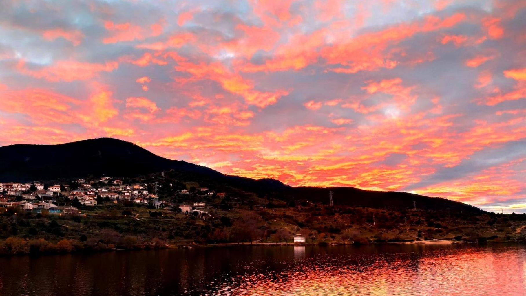 Ruralrut En El Tiemblo Precios Especiales A Partir De 7 Noches, Wifi, Cabina De Hidromasaje, Aire Acondicionado, Zonas De Bano Naturales Cercanas Εξωτερικό φωτογραφία